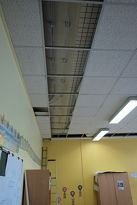 In der St. Rochus-Schule werden Kabelinstallationen in die Decke von Klassenräumen eingezogen. 