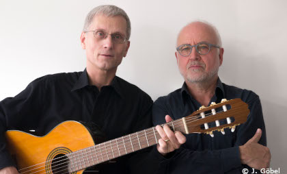 Martin Mock mit Gitarre und Johannes Göbel