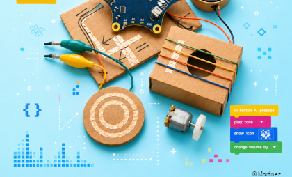 Foto mit haptischen, analogen einfachen Instrumenten und digitalen Komponenten für einen Klanglabor Workshop