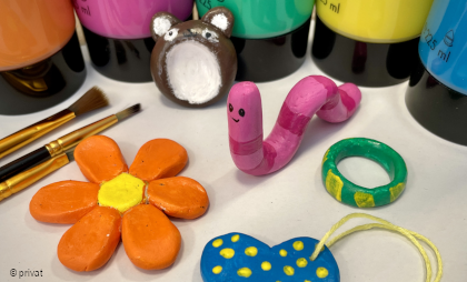 Foto von bunten, kleinen modellierten Figuren