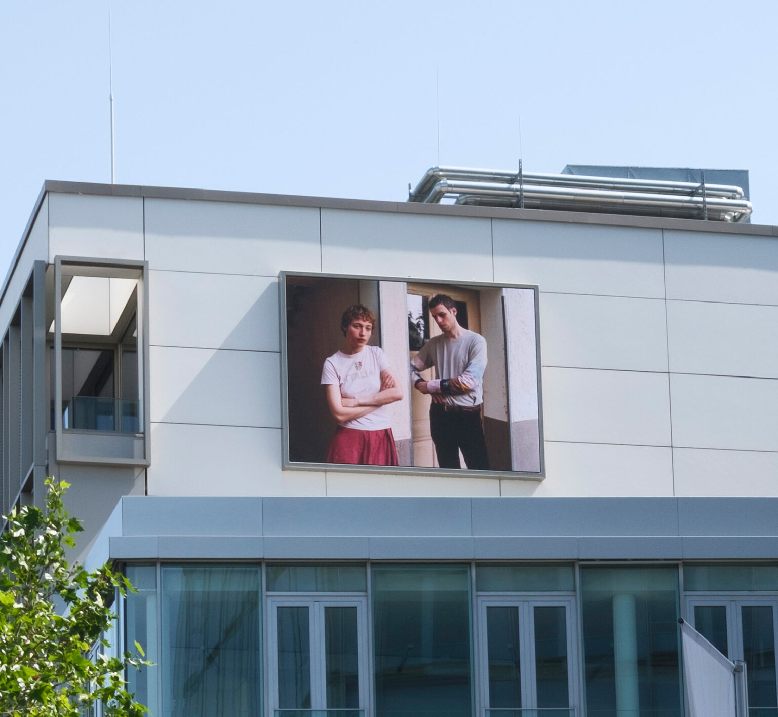 Ausstellungsansicht, LED-Screen, Johannes-Rau-Haus mit einer Videoarbeit von Mauro Antonio Barreto, 2026