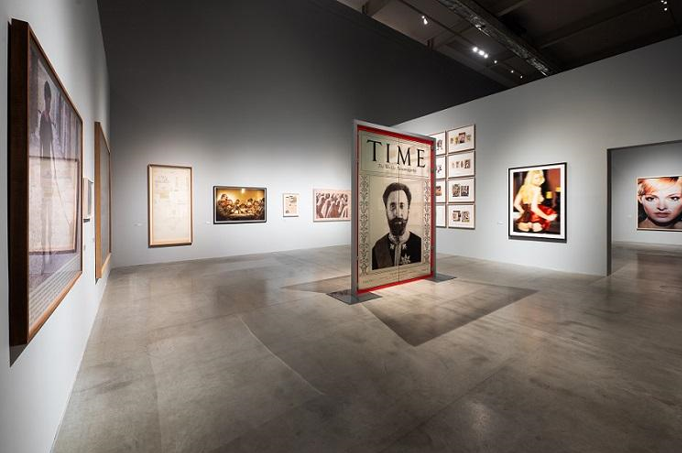 Ausstellungsansicht, HIT BY NEWS, Foto: Tomáš Cindr, © DOX, Zentrum für Zeitgenössische Kunst, Prag