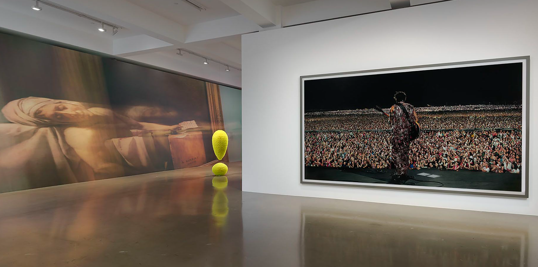 Ausstellungsansicht, Sprüth Magers, 10 Years LA! 2026, links im Bild: Louise Lawler, Before/During/After (Green) (adjusted to fit), 2024/2025/2026, rechts im Bild Andreas Gursky, Harry Styles, 2025
