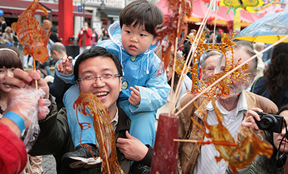 Chinesischer Mann mit Kind auf dem Chinafest