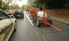Die Markierungen für die neue Fahrradspur auf der Fischerstraße wurden am Montag, 14. Oktober, angebracht © Landeshauptstadt Düsseldorf/David Young