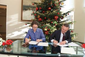 Ministerin Ina Scharrenbach und Oberbürgermeister Thomas Geisel unterzeichneten am 23. November die Zielvereinbarung zur Förderung des Sozialen Wohnungsbaus. Foto: Lammert
