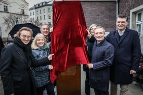 Die neue Stele wurde von: (V. l.) Architekt Jurek M. Slapa, Bezirksbürgermeisterin Marina Spillner, Jonges-Baas Wolfgang Rolshoven, Annette Klinke (BV1), OB Thomas Geisel und Benno Maubach (Frankonia); Foto: Melanie Zanin