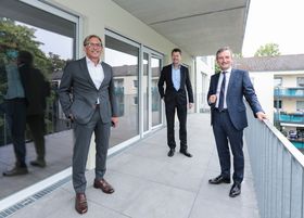 Oberbürgermeister Thomas Geisel, Hauptamtsleiter Stefan Ferber und SWD-Geschäftsführer Dr. Heinrich Labbert (von rechts) auf dem Balkon der Azubi-Wohngemeinschaft an der Langenfelder Straße. Foto: Melanie Zanin