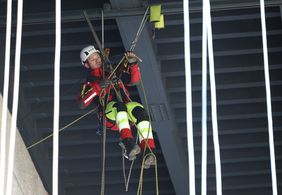 Ein Höhenretter der Düsseldorfer Feuerwehr im Einsatz. Landeshauptstadt Düsseldorf/David Young