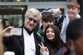 Das Filmbildungsprojekt schickt Schülerinnen und Schüler von sechs Schulen in Düsseldorf und Berlin unter Anleitung von Wim Wenders (l.) auf eine cineastische Reise durch das europäische Kino.
