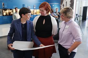 Die nordrhein-westfälische Ministerin für Kinder, Jugend, Familie, Gleichstellung, Flucht und Integration, Josefine Paul (l.), unterstützt das Projekt und war als Rednerin geladen. Foto: Young