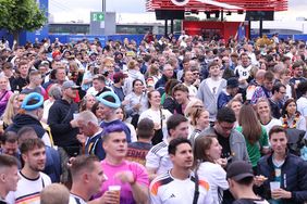 Die Stimmung in der Fan Zone am Burgplatz steigt. Foto: David Young