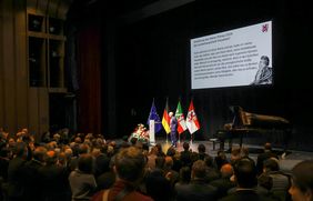 Der israelische Schriftsteller, Journalist und Friedensaktivist David Grossman wurde am Samstag, 14. Dezember 2024, im Schauspielhaus mit dem Heine-Preis der Landeshauptstadt Düsseldorf ausgezeichnet. Foto: Zanin