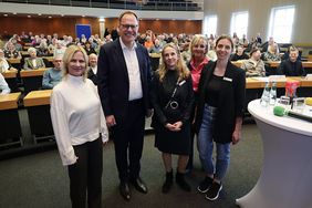 OB Dr. Keller mit Helma Wassenhoven (2.v.r.), Leiterin des Büros zur Förderung des Bürgerschaftlichen Engagements, ihren Kolleginnen Uta-Alexandra Hübsch (M.) und Magdalena Herbold (r.), sowie Moderatorin Sylvie Liebsch (l.), Foto: LHD/David Young