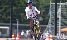 Auf der Bezirkssportanlage Oberkassel startete der Petit Depart 2018. © Landeshauptstadt Düsseldorf/David Young