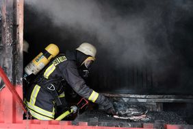 Zwei Minuten dauerte es, bis Feuer und Rauch den Raum komplett eingenommen hatten - dann rückten die Feuerwehrleute an und löschten den Brand. Foto: Michael Gstettenbauer