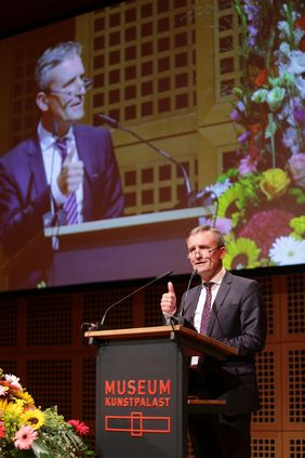 Oberbürgermeister Thomas Geisel ging in seiner Rede auf die Möglichkeiten einer Ausbildung bei der Stadt Düsseldorf ein: So beginnen jetzt auch eine Floristin und zwei Elektroniker für Betriebstechnik ihre Ausbildung. Foto: Ingo Lammert