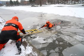 Auch der Einsatz einer Eisleiter, die für die Eisrettung im Uferbereich bereitsteht, wird simuliert. Foto: Ingo Lammert