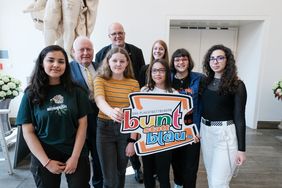 v.r.: Die Wettbewerbsgewinnerinnen Selin Bekcekaral, Lilach Sarit Tenenberg, Stella-Marie Euren, Lisa Marie Schubert, Yasmin Toutouh, hinten: Bürgermeister Friedrich G. Conzen, Klaus Overdiek (DAK) und Deborah Haarmeier, die Siegerin aus dem Jahr 2010, Foto: M. Gstettenbauer.
