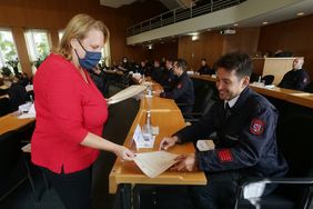 Im Plenarsaal bekamen die beförderten Feuerwehrleute - im Bild Torsten Mühlberg - ihre Ernennungsurkunde. Aufgrund der Corona-Hygieneschutzregeln mussten sie dabei an ihrem Platz bleiben und bekamen sie dort überreicht.