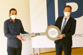 Oberbürgermeister Dr. Stephan Keller (r.) übergibt den Schlüssel an den Leiter der Kita Sulzbachstraße, Josef Riepe