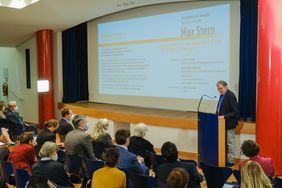 Kurator Dr. Dieter Vorsteher erläuterte das Konzept der Ausstellung "Entrechtet und beraubt. Der Kunsthändler Max Stern" im Stadtmuseum.