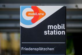 Durch Schilder wird auf die Mobilitätsstation und ihre verschiedenen Angebote hingewiesen. Foto: Michael Gstettenbauer