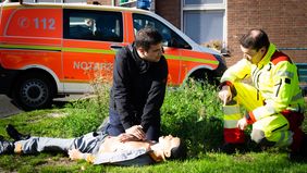Anlässlich des "World Restart a Heart Day" können am Sonntag, 16. Oktober, von 12 bis 16 Uhr auf dem Apollo-Platz Wiederbelebungsmaßnahmen an Übungspuppen trainiert werden. Foto: Gesundheitsamt Düsseldorf