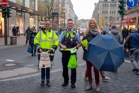 "Sicher durch die dunkle Jahreszeit": Sonja Zimmer, Verkehrswacht, Michael Knapke, Polizei, und Antonia Schnelle, Stadt Düsseldorf, (v.l.) zeigen wie es geht - mit heller und reflektierender Kleidung und Accessoires. Foto: Uwe Schaffmeister