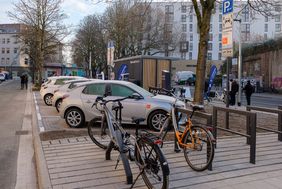 Fahrräder abstellen oder Carsharing - dank der neuen Mobilitätsstation am Bachplätzchen jetzt unkompliziert möglich. Foto: Uwe Schaffmeister