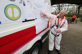 Frank Heuner, Technischer Leiter des Stadtentwässerungsbetrieb, erläutert die geplanten Arbeiten im Düker. Foto: David Young