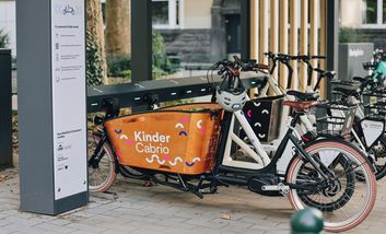 Ein Lastenrad steht an einer Fahrradstation der Mobilitätsstation Friedensplätzchen.