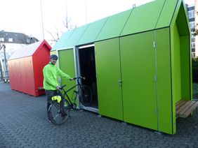 Heribert Schäfer vom Amt für Verkehrsmanagement testet mit seinem Fahrrad das neue Düsseldorfer Fahrradhäuschen, Fotos: Amt für Verkehrsmanagement.