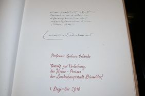 Eintrag in das Goldene Buch der Stadt Düsseldorf von Preisträger Prof. Dr. Leoluca Orlando, übersetzt ins Deutsche: "Mit Dankbarkeit für die mir und meinem Leben/Abenteuer erwiesene große Ehre, das das Leben/Abenteuer einer ganzen Stadt ist."