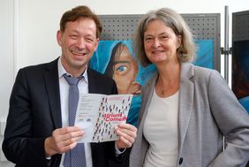 Stadtdirektor Burkhrad Hintzsche und Koordinatorin Elke Wirmann vom Gesundheitsamt bei der Eröffnung des Atriums Foto: SchaffmeisterLandeshauptstadt Düsseldorf/Uwe Schaffmeister