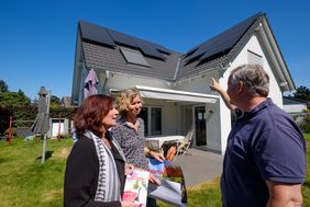 Startschuss für die Ausbauinitiative Photovoltaik der Landeshauptstadt: Umweltdezernentin Helga Stulgies mit den Hauseigentümern Susanne und Blaine Bevis (v.l.). Foto: Uwe Schaffmeister