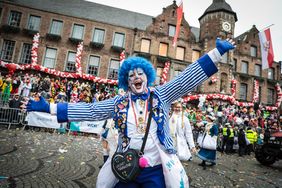 "Unser Rad schlägt um die Welt" - die Karnevalisten in der Landeshauptstadt feiern ihren Rosenmontagszug 2020; Foto: Manie Zanin