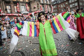 "Unser Rad schlägt um die Welt" - die Karnevalisten in der Landeshauptstadt feiern ihren Rosenmontagszug 2020; Foto: Melanie Zanin