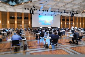 OB Dr. Keller und Stadtkämmerin Schneider haben in der heutigen Ratssitzung, 16. September, den aufgestellten Haushaltsplanentwurf 2022 mit einem Volumen von rund 3,2 Milliarden Euro eingebracht. Foto: Gstettenbauer