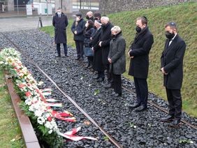 (V. r.) Generalkonsul Jakub Wawrzyniak, OB Dr. Stephan Keller, 1. Vizepräsidentin Carina Gödecke, Staatssekretär Jürgen Mathies, Roman Franz, Dr. Joachim Schröder, Julia Blüm, Bert Römgens, Rabbiner Vladislav Kaplan und Dr. Bastian Fleermann