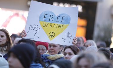Zahlreiche Menschen nahmen an der Kundgebung des Blau-Gelben Kreuzes auf dem Schadowplatz teil und zeigten sich solidarisch mit der Ukraine. Foto: Lammert