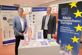 Oberbürgermeister Dr. Stephan Keller (r.) und Dr. Norbert Kamp, Direktor der Stadtbüchereien, in der Ausstellung "EU im KAP1" © Landeshauptstadt Düsseldorf/David Young 