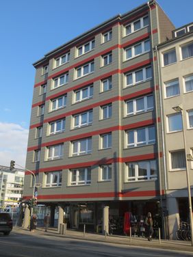 Nach Sanierung: Ansicht von der Kölner Straße aus, Fenster mit Dreifachverglasung und Schallschutz, Foto: Christina Seiler