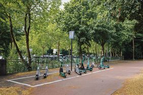 Die Sharingstation der neuen Mobilitätsstation in der Stoffeler Straße, unmittelbar angrenzend an den S-Bahnhof Oberbilk. © Connected Mobility Düsseldorf