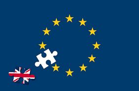 Europaflagge mit symbolischen Puzzleteilen