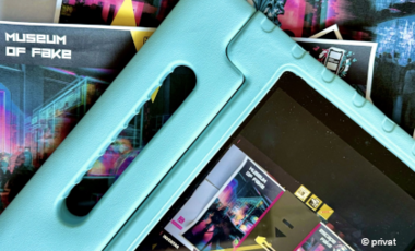 Foto von Tablet-PC vor buntem Hintergrund