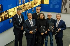 Bei der Vorstellung des Buches über die Progromnacht in Nordrhein-Westfalen: (von links) Dr. Bastian Fleermann, Ministerpräsident Armin Laschet, Immo Schatzschneider, Hildegard Jakobs, Gerd Genger und OB Thomas Geisel. Foto: Gstettenbauer