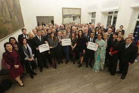 Das Konsularische Korps mit dem Hashtag "WeRemember" zum Holocaust-Gedenktag. Foto: David Young