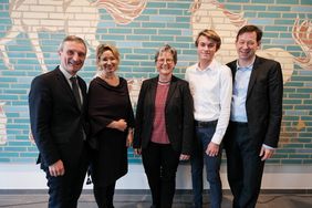 Gymnasium mit: OB Thomas Geisel, Schulleiterin Rita Becker, Schulverwaltungsamtsleiterin Dagmar Wandt, Schülersprecher Clemens Wemmer und Stadtdirektor Burkhard Hintzsche. Foto: Michael Gstettenbauer