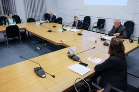 Der Klimabeirat der Landeshauptstadt Düsseldorf um OB Thomas Geisel (M.) zog am Donnerstag, 28. Mai, im Rathaus eine erste Zwischenbilanz auf dem Weg zur geplanten Klimaneutralität. Foto: Michael Gstettenbauer